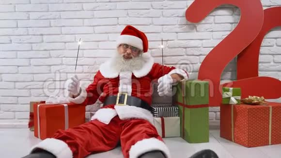 有火花和礼品盒的圣诞老人视频的预览图