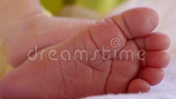 特写一个新生婴儿睡觉时脚的镜头视频的预览图