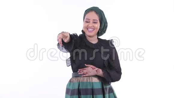 快乐的年轻非洲穆斯林妇女指指点点地笑视频的预览图