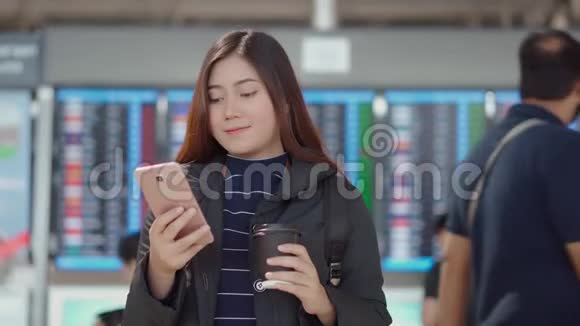 年轻旅客女性在机场用智能手机办理登机手续视频的预览图