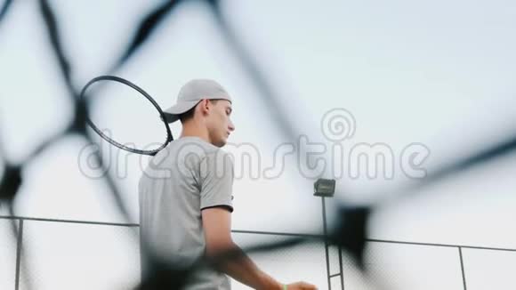 年轻运动员对网球比赛的曲调视频的预览图