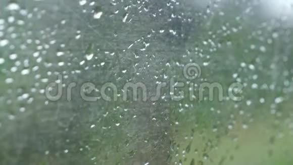 旅客列车上带有雨水滴的旧污窗4k视频特写视频的预览图