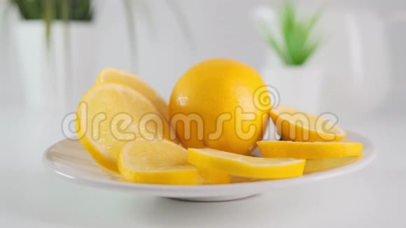 一片圆片的黄柠檬洒上糖在白碟特写慢动作视频的预览图