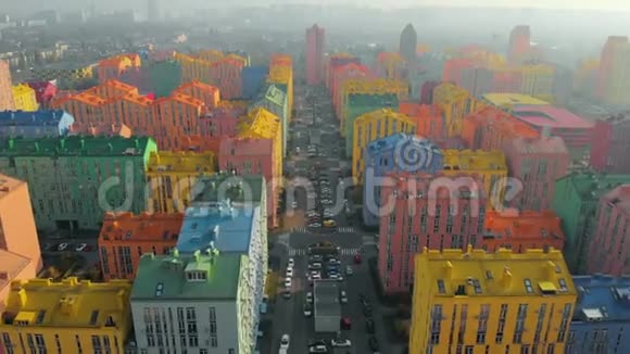 城市里弥漫着彩色建筑的烟雾视频的预览图