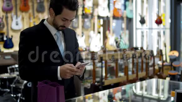 年轻的帅哥用智能手表在柜台上付款视频的预览图
