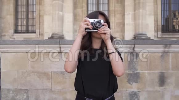 开朗的年轻女性黑发穿着黑色t恤拍照慢动作人像拍摄视频的预览图