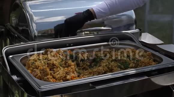 不同的美味食物在金属容器和大锅视频的预览图