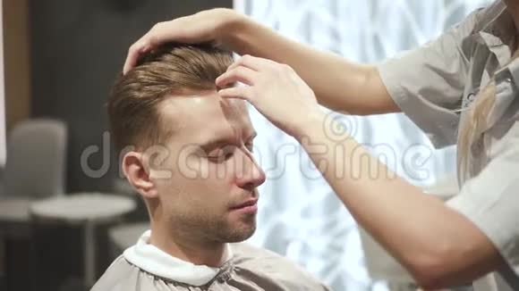 男人去理发店给他漂亮的头发做造型视频的预览图