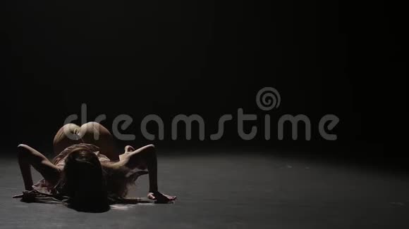 世俗的女人在暮色中跳舞特写慢动作视频的预览图