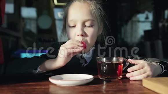 小漂亮的女学生在咖啡馆里吃美味的意大利面视频的预览图