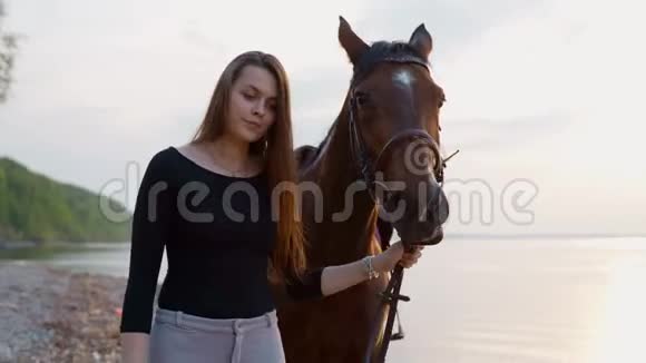 那个女孩跟着马走视频的预览图