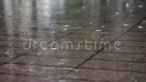 人行道上水坑里的雨滴视频的预览图