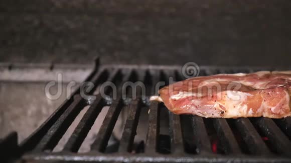 烤架BBQ上有两个大的生汁牛排肉是烤特写多利滑动视频视频的预览图