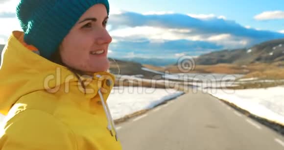 挪威奥兰兹菲杰莱年轻的快乐女游客摄影师在奥兰兹菲杰莱风景名胜区拍摄照片视频的预览图