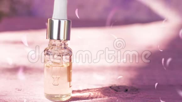 化妆油面部乳液在美丽的背景上落下花瓣视频的预览图