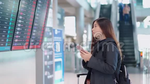 年轻旅客女支票航班到达和起飞视频的预览图