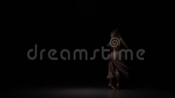 一个不寻常的女性在黄昏中进行蔑视的运动视频的预览图