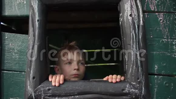 男孩从窗户爬出来透过望远镜看视频的预览图