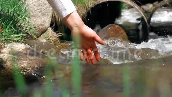 女孩把手握在水面上视频的预览图