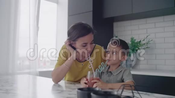母子俩喝着管子的汁液视频的预览图