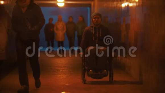 坐轮椅的残疾人坐满了人的地下通道视频的预览图