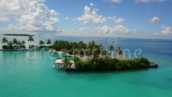 船停泊在一个豪华的岛上有晶莹剔透的水4K视频的预览图