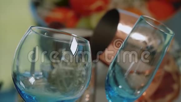 蓝色空酒杯大圆圈视频的预览图