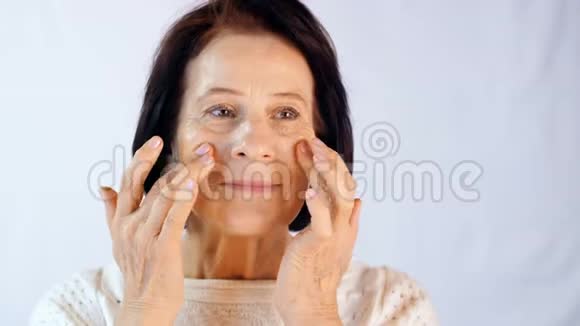 成年女性在脸上涂奶油视频的预览图