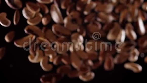 坚果混合物在黑色背景下上下飞舞用坚果混合物烹调健康食品视频的预览图