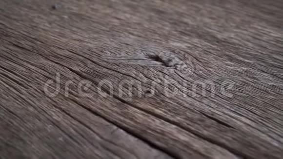 棕色木材纹理背景表面与旧的自然图案视频的预览图