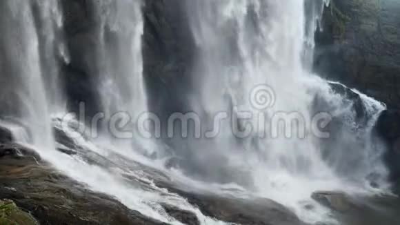 瀑布在峡湾落在石头和岩石上的4k视频视频的预览图
