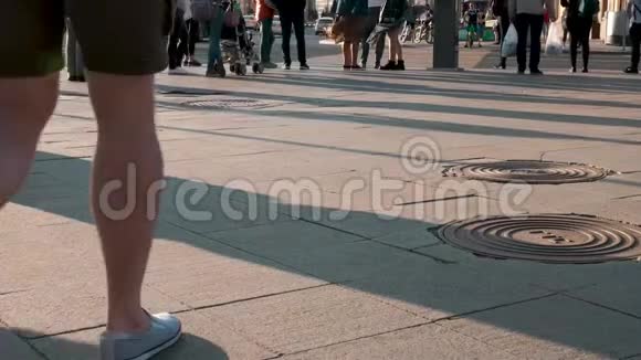 夏天阳光明媚城市街道沥青人们步行视频的预览图