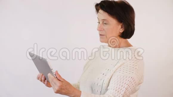 老年妇女通过Skype聊天视频的预览图