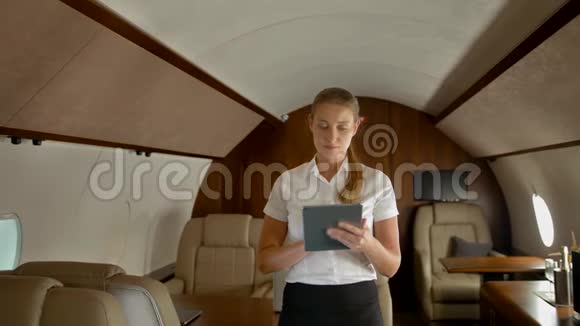 商务女性在平板电脑上私人飞机上网视频的预览图