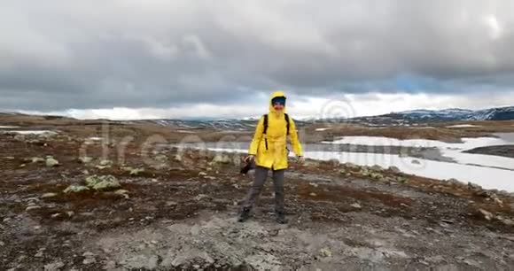 挪威奥兰兹菲杰莱年轻的快乐女游客摄影师拍摄Aurlandsfjellet风景区的照片视频的预览图