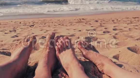 夏季海滩上的男女腿视频的预览图