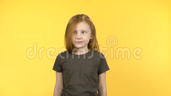 可爱的红发宝宝在黄色背景下耸肩跳舞视频的预览图