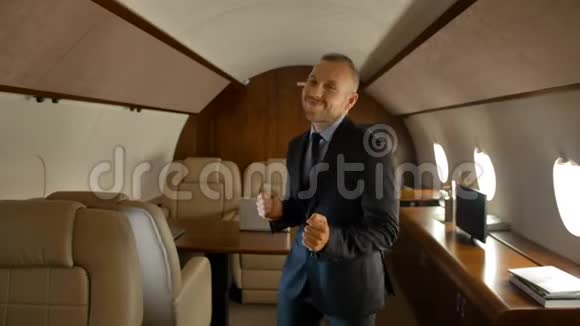 有钱人在豪华喷气式飞机里跳舞视频的预览图