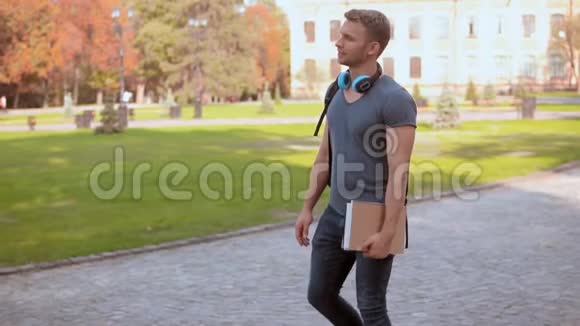 白人学生在城市公园散步视频的预览图