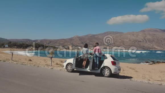 两个女孩开车在克里特岛周围旅行海边博主内容旅行自由友谊生活方式视频的预览图