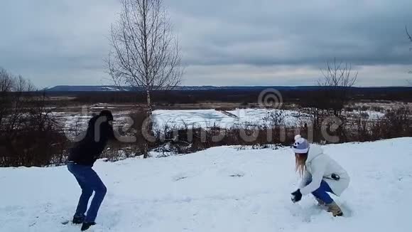 恋爱中的人玩得开心扔雪球视频的预览图
