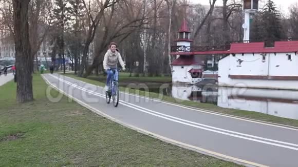 漂亮的女人骑自行车视频的预览图