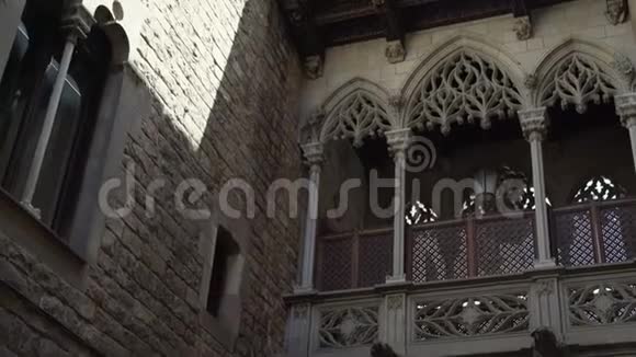 古老建筑上古老的哥特式阳台视频的预览图