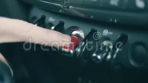 汽车的仪表板与启动开关被推视频的预览图
