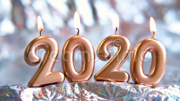文字2020年金烛燃烧模糊的银色背景圣诞快乐新年快乐选择性重点视频的预览图