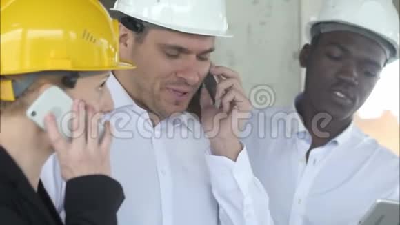 忙碌的商务人士开会打电话在工地上聊天视频的预览图
