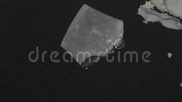 空中拍摄的浮冰冰冻的河流4k视频的预览图