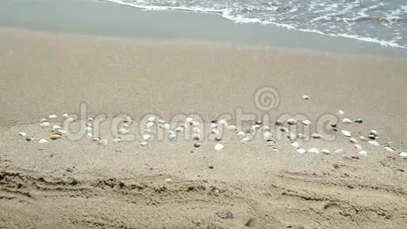 夏天写在沙子上描绘夏天视频的预览图