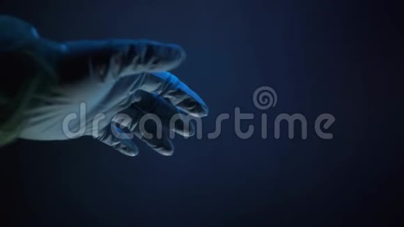 灰色背景的蓝手套视频的预览图