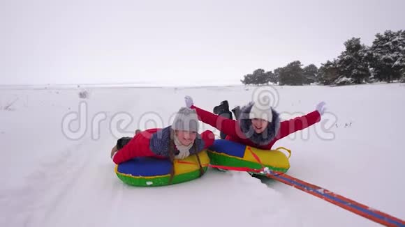 孩子们在冬季度假胜地快乐的年轻女孩旅行者在冬季冬季公园度过圣诞节假期儿童视频的预览图